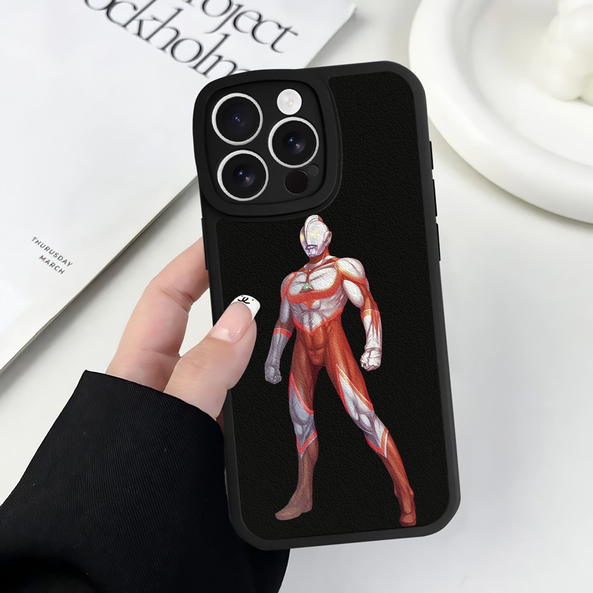 （画像用） ウルトラマン Ultraman 【iPhone 16シリーズ対応】シリコンスマホケース（レザー調） 材質：シリコン